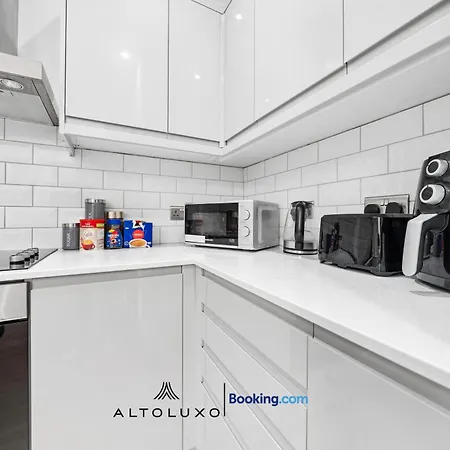 Inviting Deluxe Ideal For Group Family By Altoluxo Ferienhaus Bristol