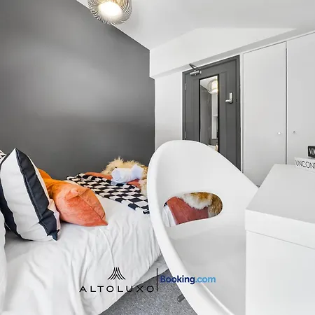 Дом отдыха Inviting Deluxe Ideal For Group Family By Altoluxo