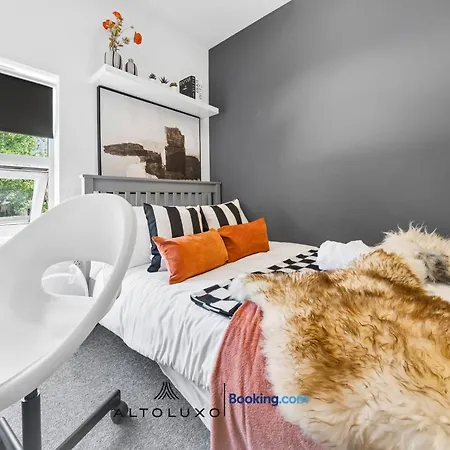 Дом отдыха Inviting Deluxe Ideal For Group Family By Altoluxo Бристоль