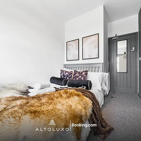 Inviting Deluxe Ideal For Group Family By Altoluxo Bristol