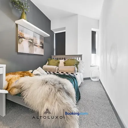 Inviting Deluxe Ideal For Group Family By Altoluxo Ferienhaus Bristol