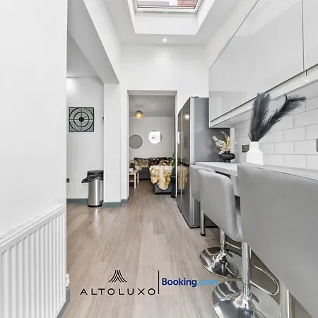 Inviting Deluxe Ideal For Group Family By Altoluxo * Bristol