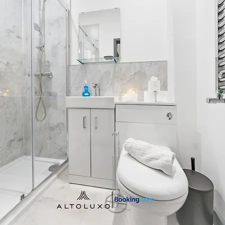 Дом отдыха Inviting Deluxe Ideal For Group Family By Altoluxo Бристоль