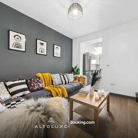 Inviting Deluxe Ideal For Group Family By Altoluxo Ferienhaus Bristol