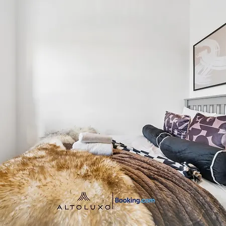 Дом отдыха Inviting Deluxe Ideal For Group Family By Altoluxo *