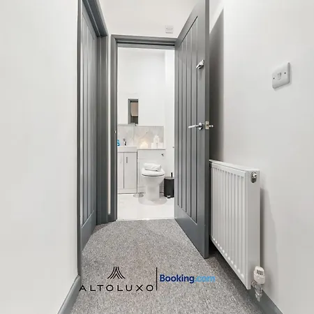 Inviting Deluxe Ideal For Group Family By Altoluxo Bristol