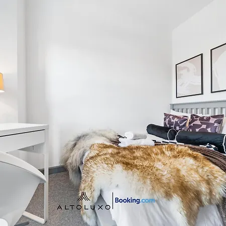 Inviting Deluxe Ideal For Group Family By Altoluxo Ferienhaus Bristol
