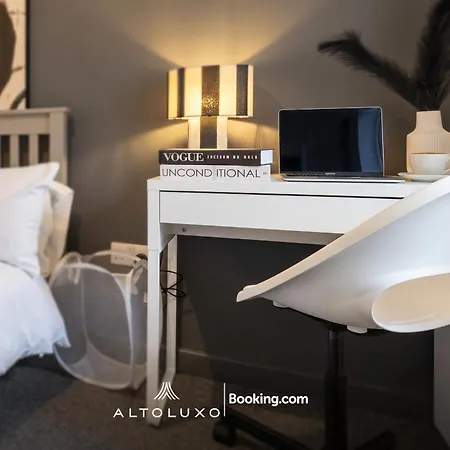 Inviting Deluxe Ideal For Group Family By Altoluxo Бристоль
